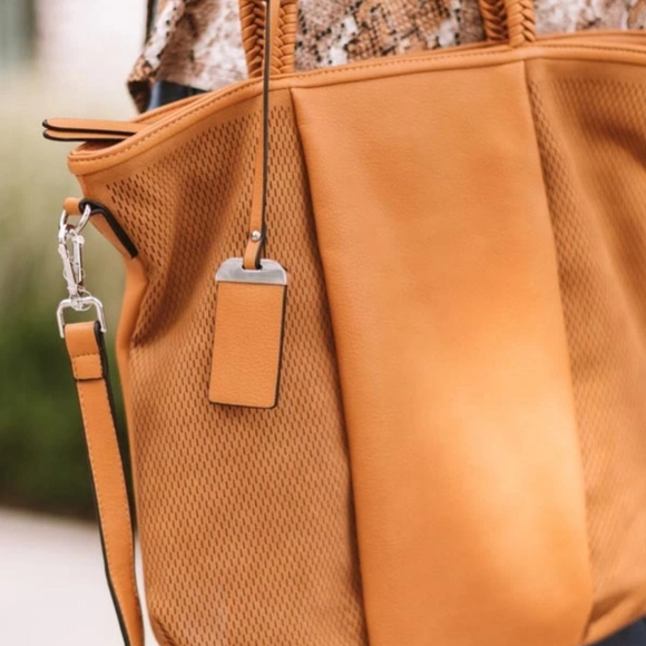 Faux Leather Tote Golden Honey - Picture 4 of 16